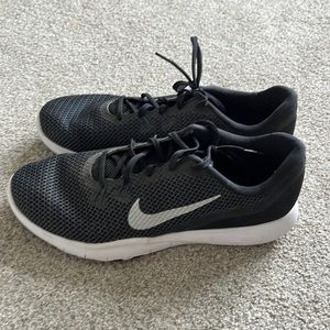 Women’s lightly used Nike shoes size 9.5